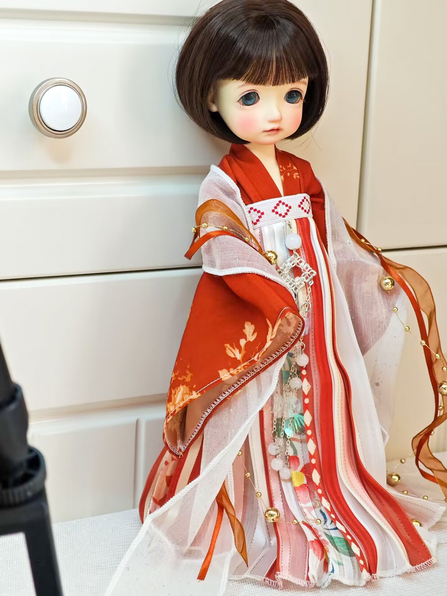 Side view of 1/6 BJD YoSD doll clothes, handmade red Tang Dynasty Hanfu outfit.