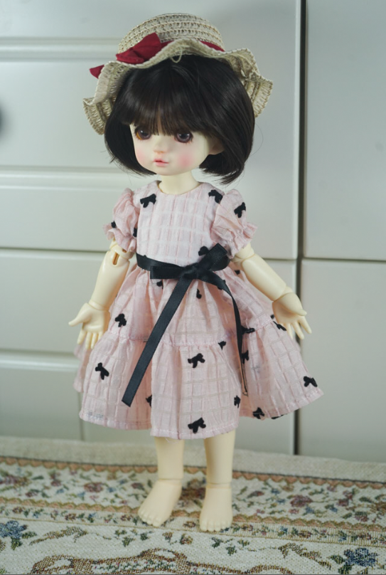 Coquette Bow Print Puff Sleeve Dress for 1/6 BJD YoSD Dolls, Handmade Tiered Doll Dress with Straw Hat and Black Ribbon Belt