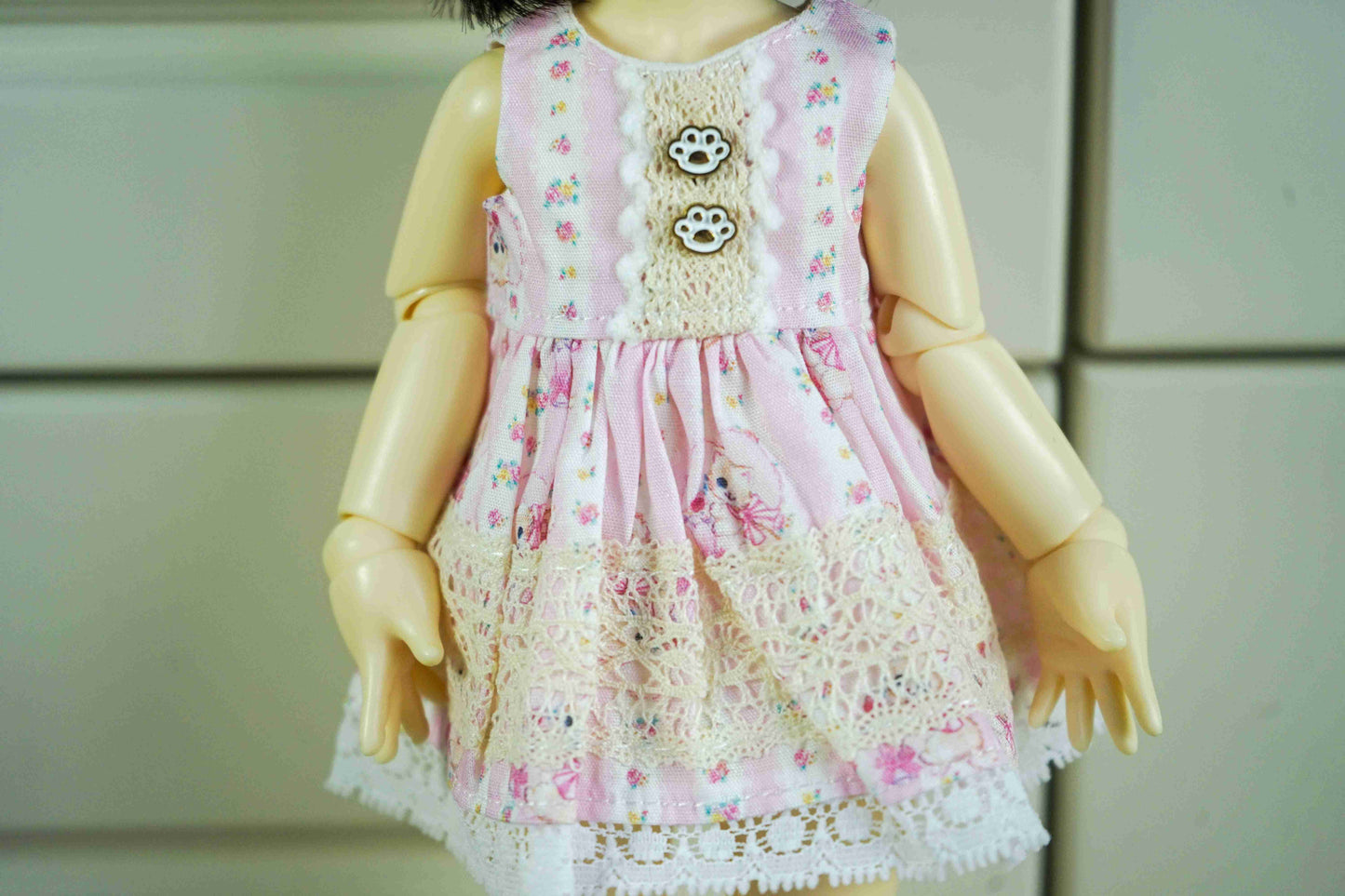 Detailed view of the handmade pom-pom headband for 1/6 BJD YoSD dolls.