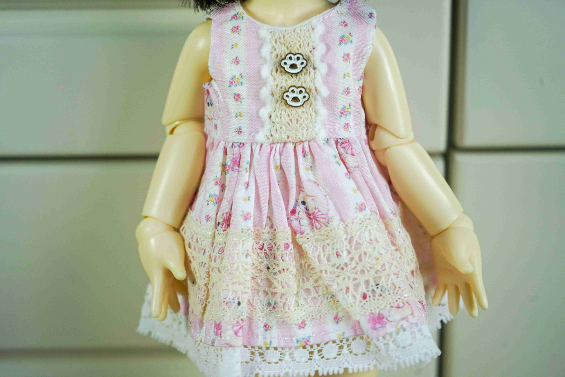 Detailed view of the handmade pom-pom headband for 1/6 BJD YoSD dolls.