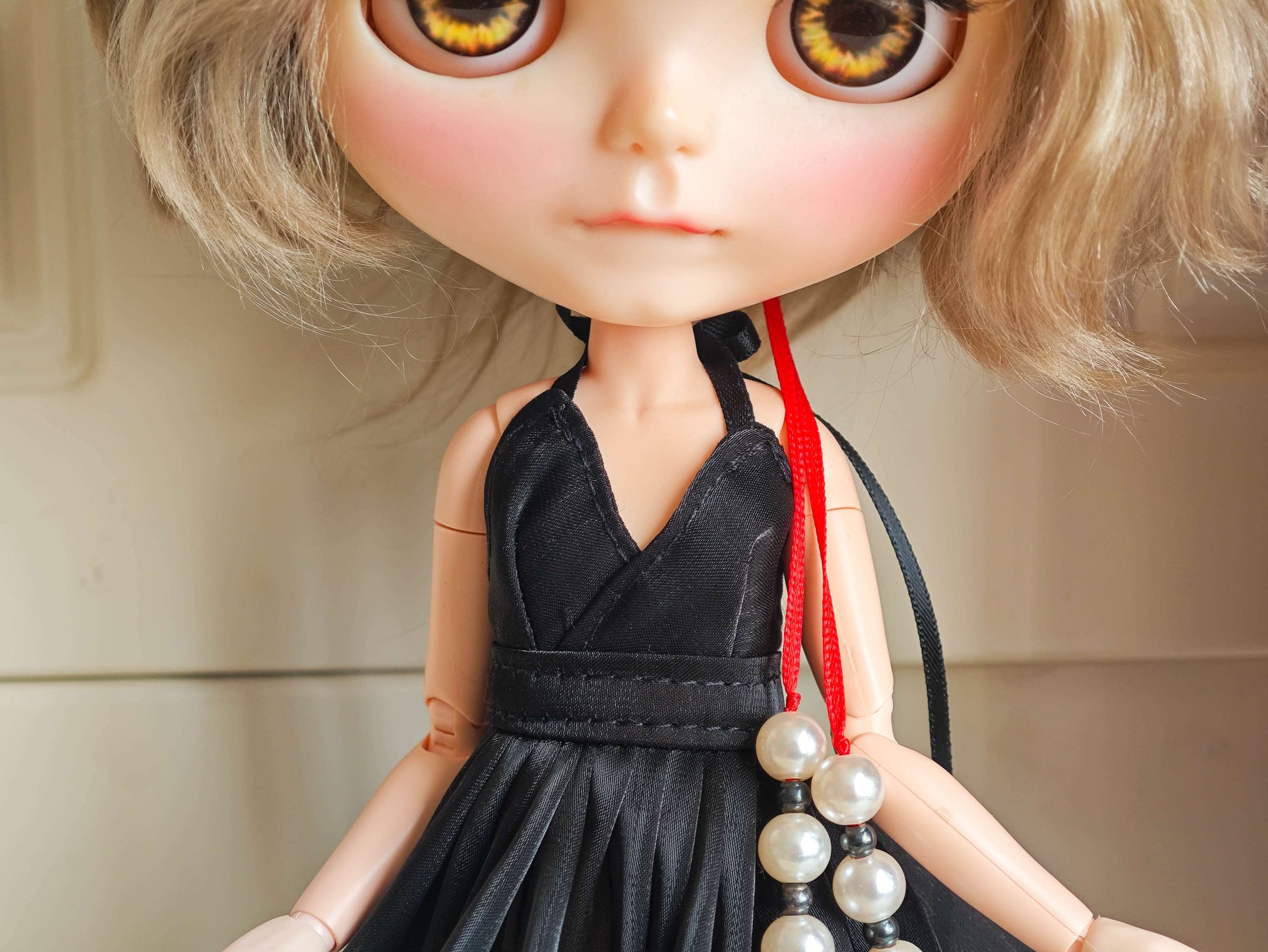 Close up of halter neck design and cross wrap bodice on the gothic Wa-Lolita black red doll dress.