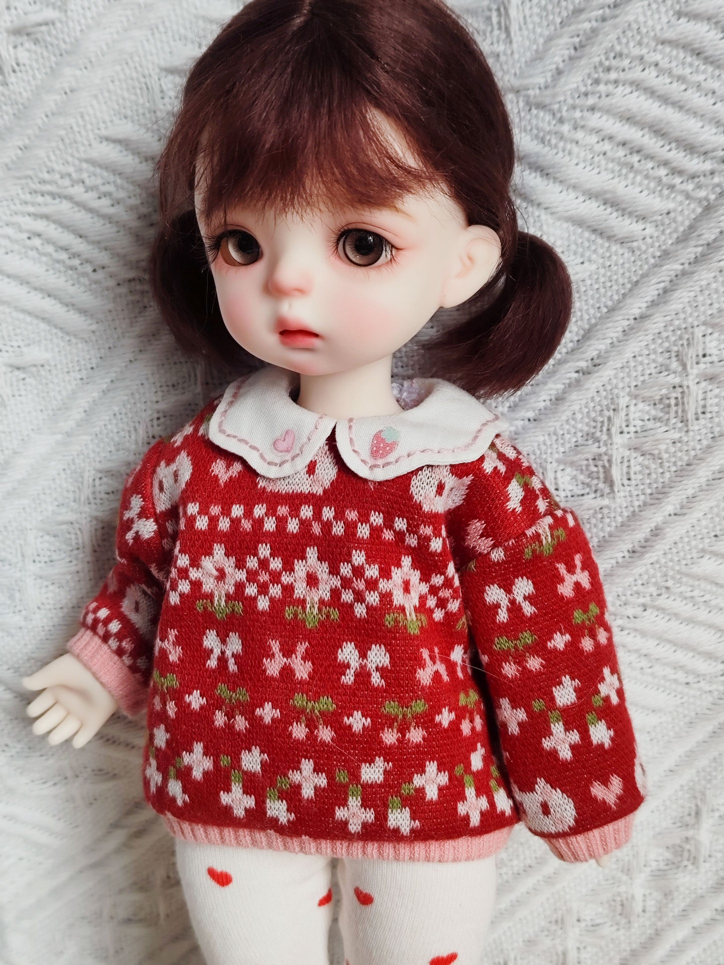 Side view showing the classic fit of the Peter Pan collar sweater for BJD dolls.