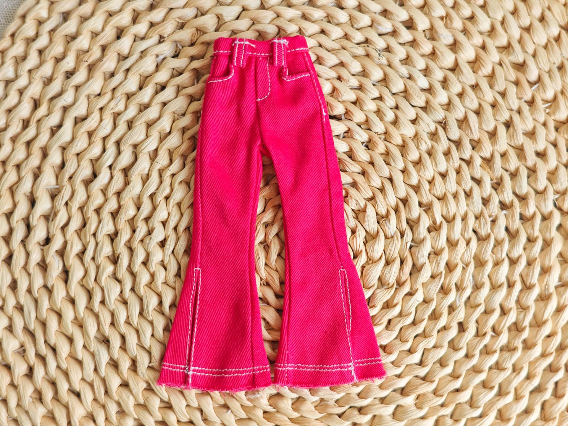 Pink Close-up of the high-waisted detailing on the Y2K flared jeans for Blythe.
